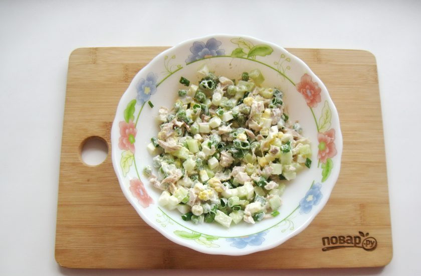 1. Этап. Салат с курицей, зеленым горошком и огурцом: Перемешайте все ингредиенты салата.