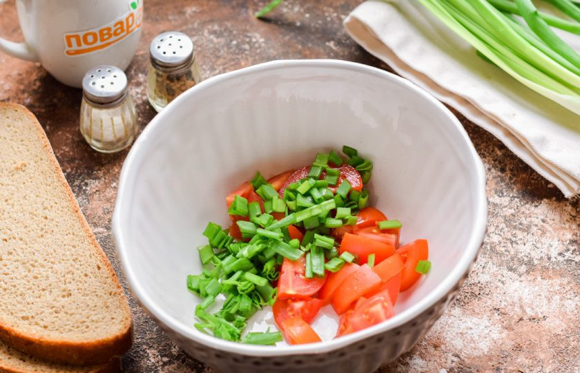 1. Этап. Бутерброды с баклажанами и помидорами: Зеленый лук ополосните, нарежьте мелко. Также вы можете использовать разные виды зелени по вкусу и желанию.