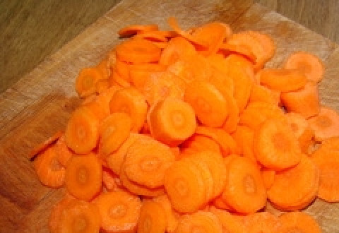 1. Этап. Куриный суп в горшочке: 4. Подошла очередь морковки. Очищаем ее и нарезаем кружочками.