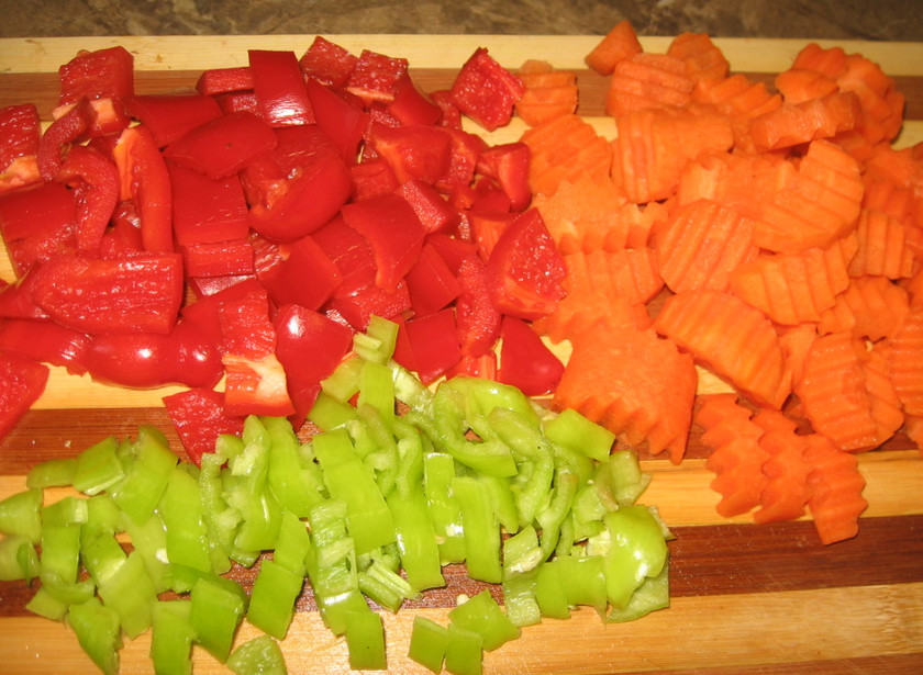 1. Этап. Гуляш из говядины с грибами: Пока мясо тушится, мы чистим морковь и удаляем из перцев семена. Нарезаем морковку кружочками, а перец режем на небольшие кубики.