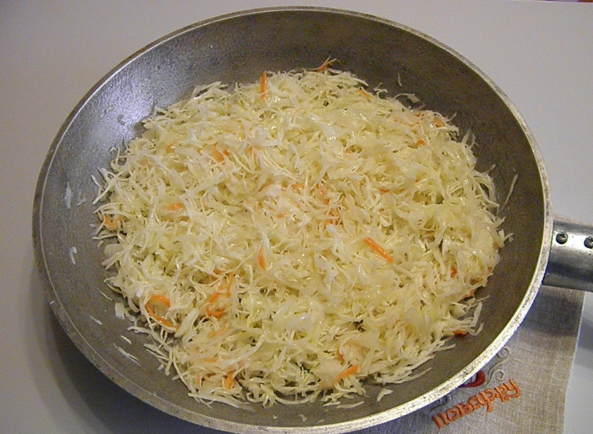 1. Этап. Щи суточные из квашеной капусты: Капусту квашеную протушите на растительном масле до мягкости.