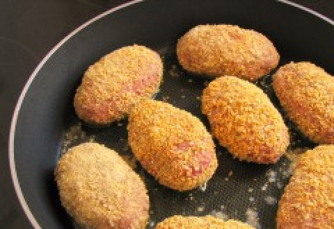 1. Этап. Котлеты с сыром: Осталось сформировать котлетки, затем обвалять их в панировке и обжарить на растительном масле. Жарить необходимо в течение 5-8 минут с каждой стороны.