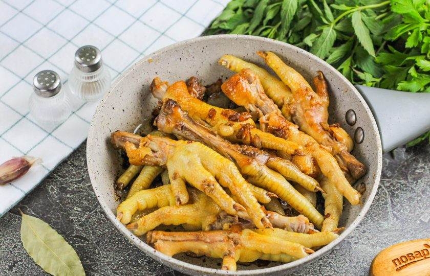 1. Этап. Закуска из куриных лапок: Обжарьте примерно 5-6 минут до румяности лапок, чтобы они пропитались ароматами и вкусами приправ, соевого соуса.