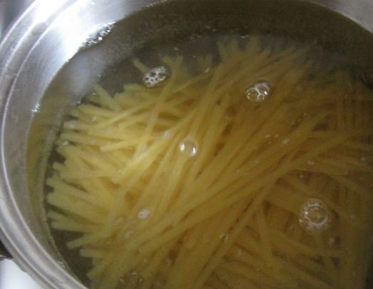 1. Этап. Лагман из говядины в мультиварке: Тем временем отварим в кипящей воде лапшу, примерно 8 минут. Готовую лапшу откидываем на дуршлаг.