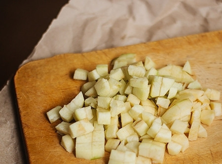 1. Этап. Вишневый штрудель из готового теста: Предварительно достаньте размораживаться тесто и начинайте делать начинку. Яблоки помойте, почистите и нарежьте кубиками.