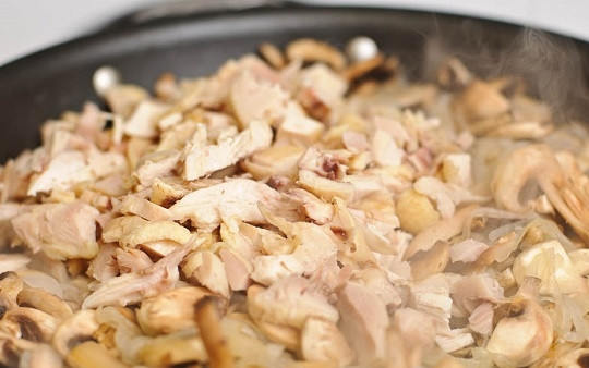 1. Этап. Жульен: 6. Когда испарилась лишняя жидкость, добавьте на сковороду курицу.