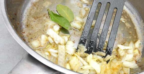 1. Этап. Тефтели в соусе Кефтедес: 7. Снимите тефтельки и отложите пока в сторону. Тем временем обжарьте вторую половину лука и чеснока в масле с лавровым листом.