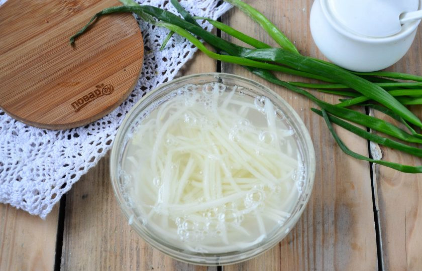 1. Этап. Салат слоеный Рандеву: Первым делом подготовьте картофель фри. Картофелину натрите на терке для корейской моркови или овощечистки. Должна получиться тонкая соломка. Эту соломку залейте холодной водой на 5-7 минут, затем воду слейте и еще несколько раз промойте картофель, так вы уберете большую часть крахмала, и картофель получится более хрустящим. Обжарьте картофельную соломку в растительном масле до золотистого цвета, не забудьте посолить и поперчить.