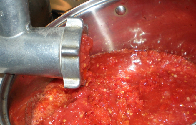 1. Этап. Аджика жгучая: При помощи мясорубки перемалываем все овощи в пюре.