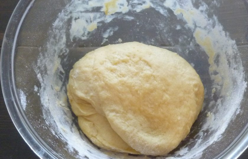 1. Этап. Мартабак: Замесите тесто руками, вымешивая до гладкости. Тесто не должно липнуть к рукам, при необходимости добавьте муки. Оставьте тесто 