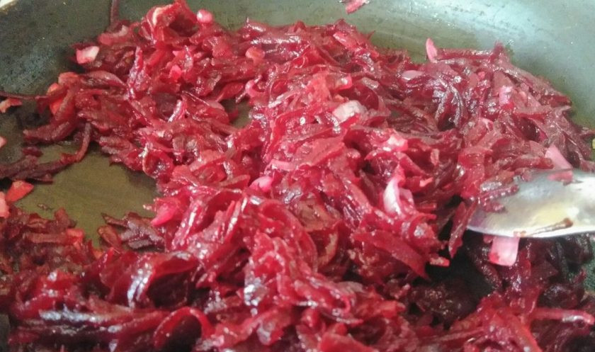 1. Этап. Икра свекольная с луком: 4. Жарьте при постоянном помешивании. Затем добавьте половину стакана воды, перемешайте и тушите, пока вода не выпарится.