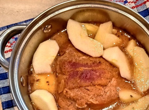 1. Этап. Свиная лопатка тушёная: Яблоко очистить от кожуры и семян, нарезать дольками. Добавить к мясу после двух часов тушения и продолжить готовить ещё 30-40 минут.