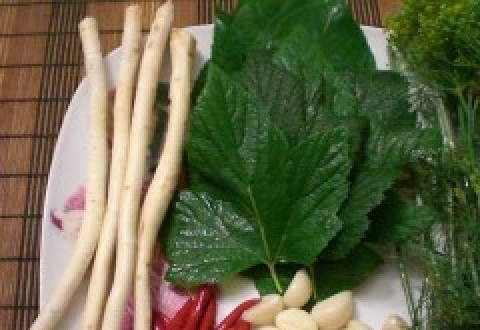 1. Этап. Огурцы консервированные сладкие: Приготовить специи, зелень, корни.