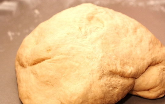 1. Этап. Фокачча с сыром и базиликом: Отдельно смешиваем оливковое масло с 320 мл теплой кипяченой воды. Смешиваем сухую смесь и жидкую, месим из нее тесто около 5 минут. Затем оставляем тесто примерно на 40-50 минут, оно увеличится в объеме почти вдвое. Далее необходимо еще раз слегка обмять тесто и оставить еще на полчасика.