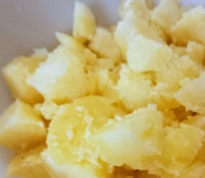 1. Этап. Салат из картофеля, лука и укропа: В той же воде варить картофель 18-25 минут до аль денте. Затем, очистите его и грубо нарежьте.