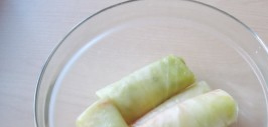 1. Этап. Голубцы консервированные: 5. Теперь процедура проста: разворачиваем остуженные листы капусты и начиняем их морковью с чесноком. Заворачиваем конвертом и складываем.