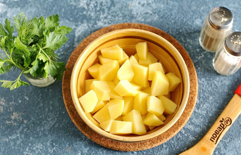 1. Этап. Куриный суп по-болгарски: Картофель нарежьте кубиками и добавьте в готовый бульон.