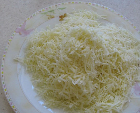 1. Этап. Блины с сосиской: 2. Сыр натереть на мелкой или средней терке. При желании можно пропустить через пресс пару зубчиков чеснока, чтобы добавить закуске немного пикантности.