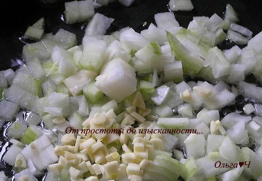 1. Этап. Тыквенный суп с апельсиновым соком: В большом сотейнике на растительном масле (часть масла оставьте для подачи) обжарьте нарезанный лук и чеснок до прозрачности.