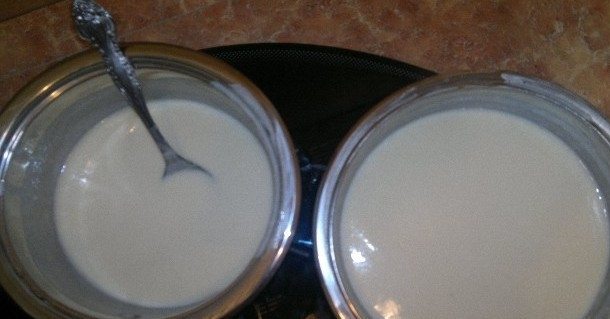 1. Этап. Желе из сметаны и какао: Нам необходимо, чтобы сахар полностью растворился, но ни в коем случае нельзя доводить сметану до кипения, иначе она свернется. Когда сахар полностью растворится, тонкой струйкой вливаем желатин и размешиваем до однородной массы. Затем разделяем жидкость на две равные части.