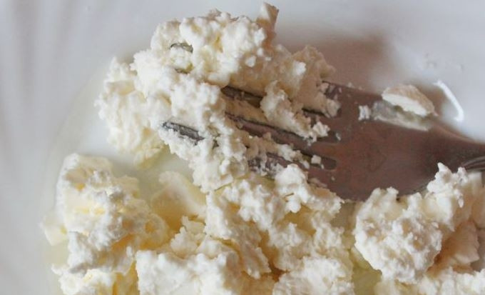 1. Этап. Интересный салат на день рождения: Брынзу или любой другой творожный сыр разомните вилкой или натрите на терке.