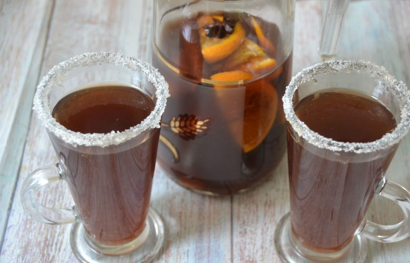 1. Этап. Безалкогольный глинтвейн на гранатовом соке: Наливайте глинтвейн по бокалам и наслаждайтесь ароматным и вкусным напитком! Несмотря на то, что его принято считать рождественским и новогодним напитком, он уместен всегда, особенно в холодное время года!