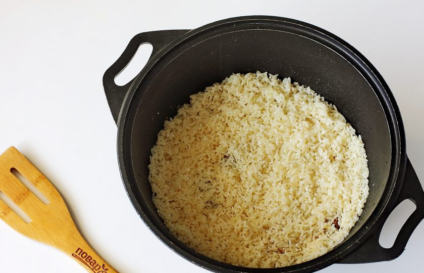 1. Этап. Рис с квашеной капустой и мясом: Затем добавьте промытый рис.