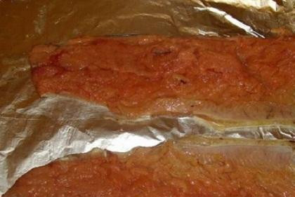 1. Этап. Горбуша с грибами: 1. Рыбу нужно промыть, срезать голову, плавники и хвост. Рыбу разрежьте по хребту и удалите все косточки. Получится два куска филе. Их нужно натереть солью и перцем.