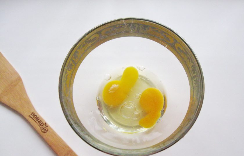 1. Этап. Заливной пирог с индейкой: Приготовьте тесто. В миску разбейте яйца.