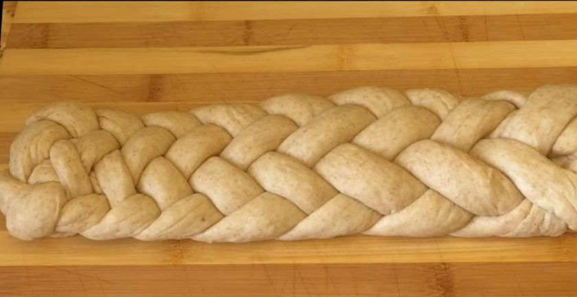 1. Этап. Постная плетенка из 7 жгутов: 7. Накройте плетенку пленкой и оставьте на 2 часа при комнатной температуре. Смажьте плетенку крепким чаем и посыпьте тростниковым сахаром. Выпекайте в разогретой до 180 градусов духовке до золотистого цвета. Приятного аппетита!