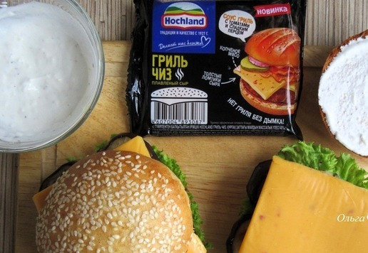 1. Этап. Чикенбургер с сыром и баклажанами: Сверху положите по котлете с сыром.