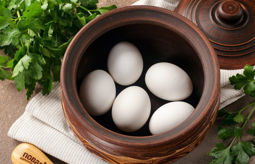 1. Этап. Яйца, запеченные в духовке: Яйца можно выложить прямо на решётку, но когда место позволяет, я кладу яйца в горшочек. Запекайте 25 минут. Если хотите более жидкий желток, то время уменьшите. Можно держать яйца и дольше, а ценители утверждают даже, что если их запекать ещё подольше, они приобретают лёгкий ореховый вкус. Можете смело поэкспериментировать!