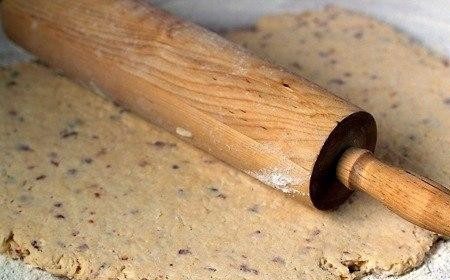 1. Этап. Печенье с беконом и сыром: Тесть раскатываем скалкой в большую лепешку, толщиной в 1 см.