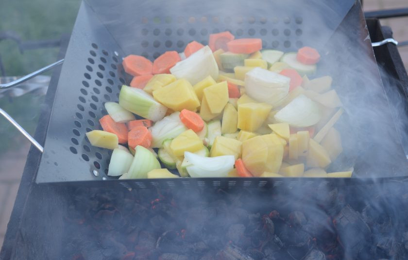 1. Этап. Салат из овощей на мангале: Готовьте на мангале на раскаленных углях до готовности овощей.