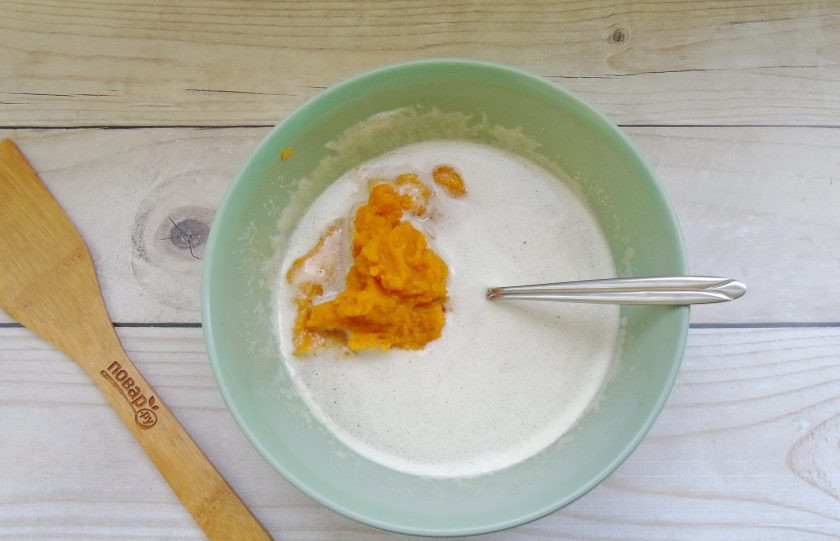 1. Этап. Пирог с тыквой и курагой: После выложите в миску. Добавьте соду, погашенную уксусом или лимонным соком.