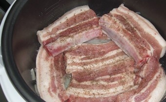 1. Этап. Говяжьи ребрышки в мультиварке: 4. Вливаем в чашу мультиварки немного растительного масла. После этого кладем туда замаринованные ребрышки. Выставляем на мультиварке режим «Выпечка» и жарим, периодически переворачивая ребрышки с одной стороны на другую. Готовим до появления на мясе аппетитной корочки.