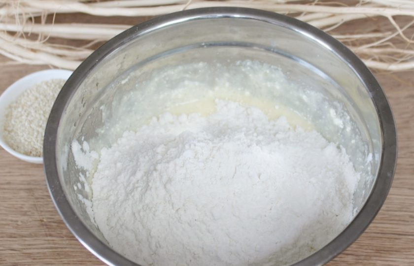 1. Этап. Кунжутное печенье с творогом: Насыпаем муку и соду. Замешиваем тесто.