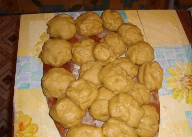 1. Этап. Торт Пизанская башня: 10. Разделяем тесто на двадцать пять частей.