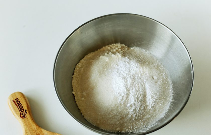 1. Этап. Кекс на минеральной воде: В глубокой миске соедините все сухие ингредиенты.