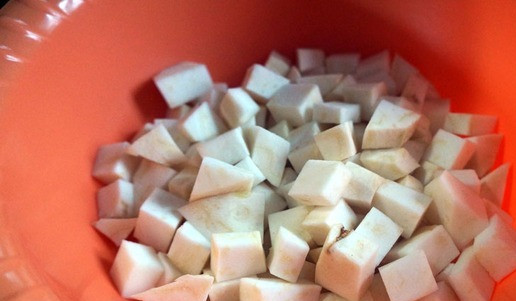 1. Этап. Солянка рыбная «Эксклюзив»: Затем порезать кубиком.