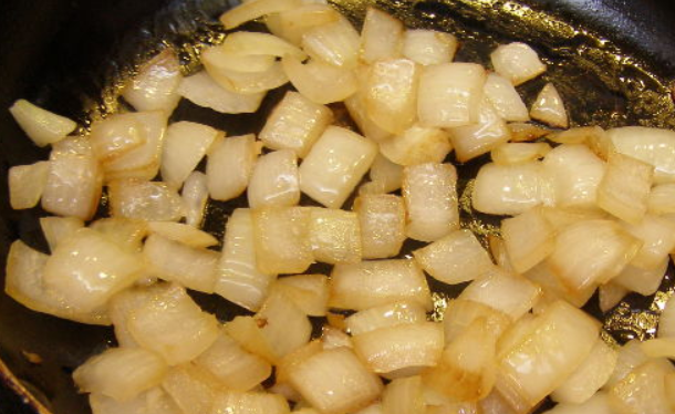 1. Этап. Карп, запеченный с грибами в духовке: На той же сковороде обжариваем измельченный репчатый лук до золотистого цвета.