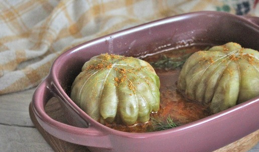 1. Этап. Голубцы «Необычные»: Вынуть форму для запекания с готовыми голубцами из духовки.