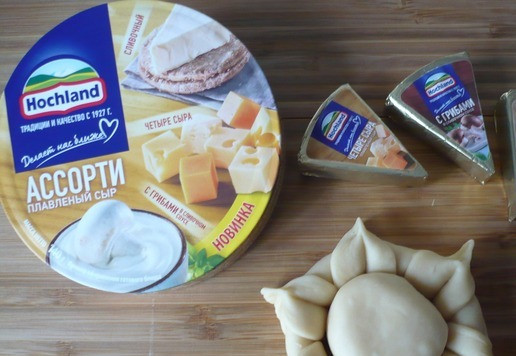 1. Этап. Булочки с плавленым сыром Ассорти: Готовый шарик с сырной начинкой вложите в середину приготовленного бублика и у нас получилась булочка в виде 