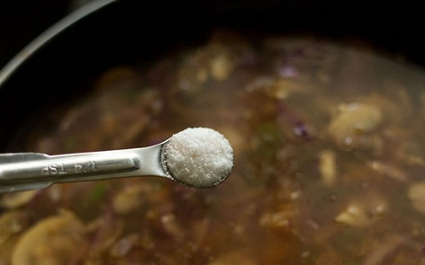 1. Этап. Суп с фасолью и грибами: 4. В кастрюле доведите до кипения бульон. Выложите туда обжаренные грибы и фасоль. Добавьте по вкусу соль и перец. Варите минут 10-12.