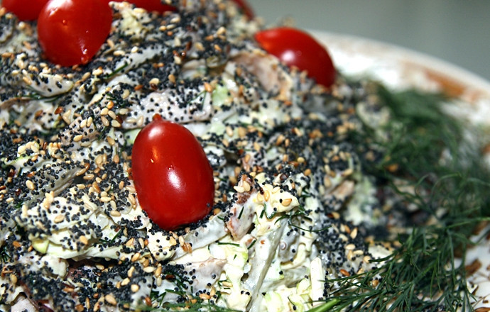 1. Этап. Салат с блинами и мясом: Посолите, поперчите салат по вкусу и перемешайте ещё раз. Выложите салат с блинами и мясом куполом и посыпьте маком и кунжутом. Украсьте зеленью и помидорами.