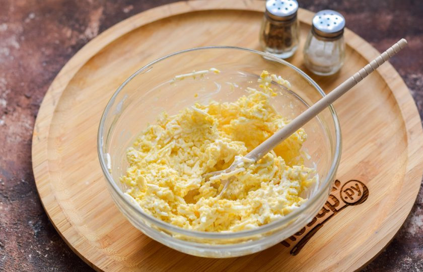 1. Этап. Бутерброды с плавленым сыром и икрой: Тщательно перемешайте все ингредиенты между собой, растирая их ложкой.