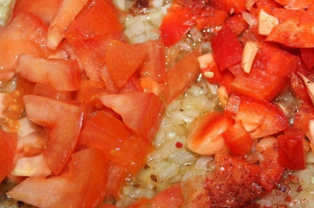 1. Этап. Гуляш из баранины в мультиварке: Затем добавьте в мультиварку нарезанные болгарский и перец чили, а также помидоры.