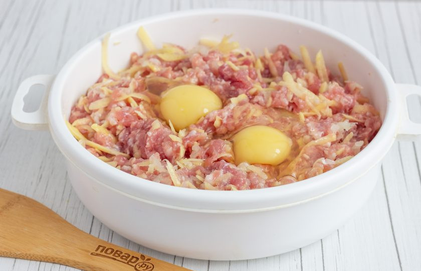 1. Этап. Мясные вафли: Затем добавьте два яйца и снова тщательно перемешайте.