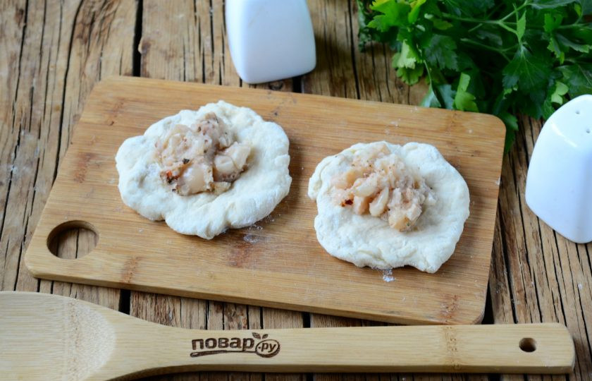 1. Этап. Качори: Тесто разделите на 5-6 частей. Из каждого куска теста сформируйте небольшую лепешку и положите на нее примерно 1 ст. ложку начинки.