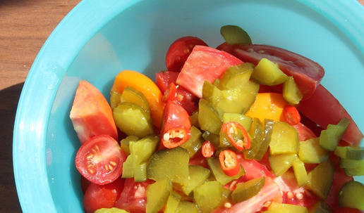 1. Этап. Салат-закуска Под шашлычок: Добавить нарезанные на колечки, а потом на четвертинки маринованные огурцы, колечки чили по вкусу - я добавила три колечка, так как перец был очень острый.